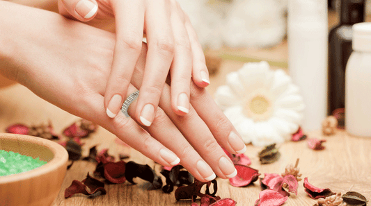 Schmuck-Ratgeber: Wie entfernt man einen festsitzenden Ring vom Finger?